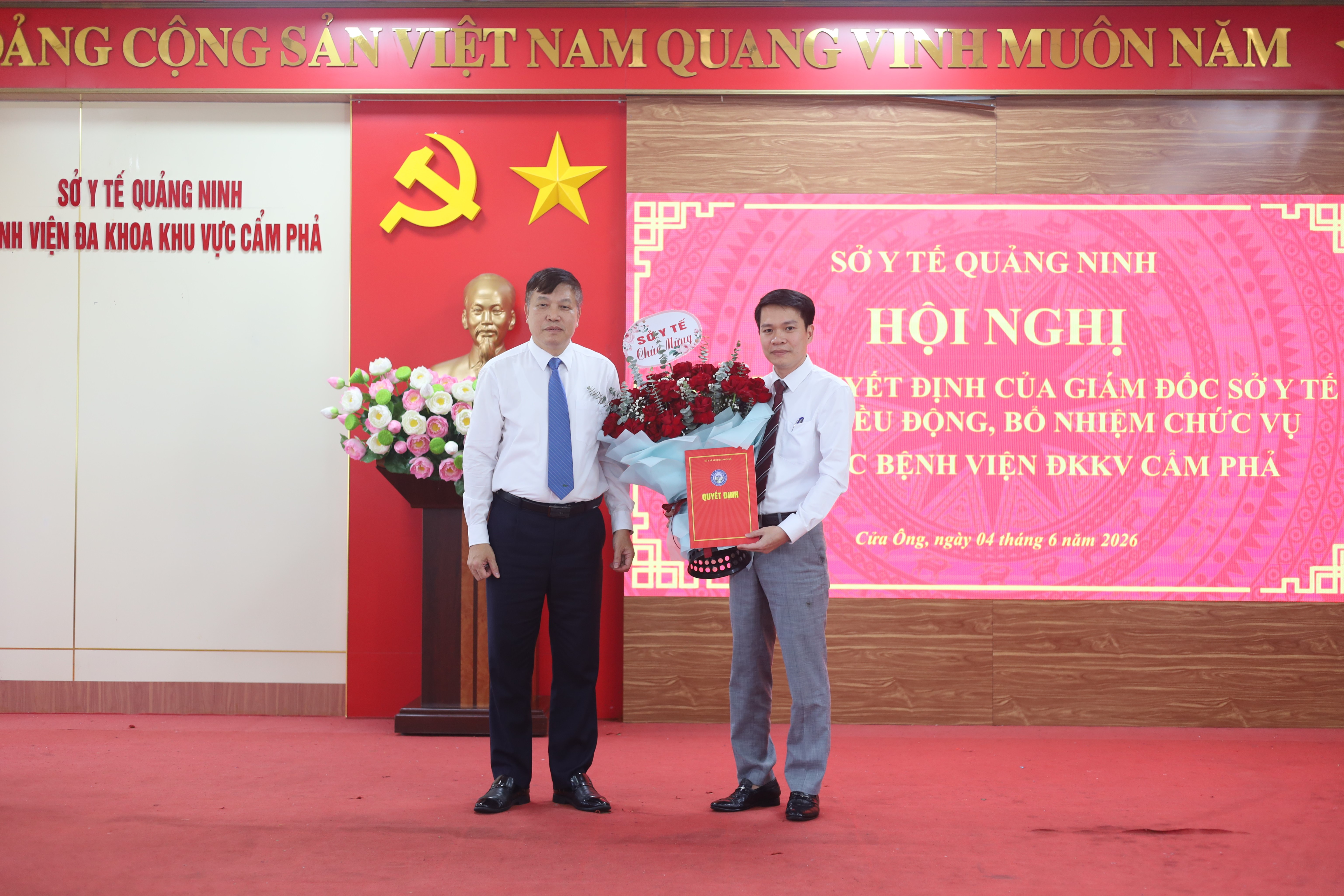 SỞ Y TẾ QUẢNG NINH CÔNG BỐ CÁC QUYẾT ĐỊNH ĐIỀU ĐỘNG, BỔ NHIỆM LÃNH ĐẠO BỆNH VIỆN PHỔI, BỆNH VIỆN ĐA KHOA KHU VỰC CẨM PHẢ VÀ TRUNG TÂM KIỂM DỊCH Y TẾ QUỐC TẾ.
