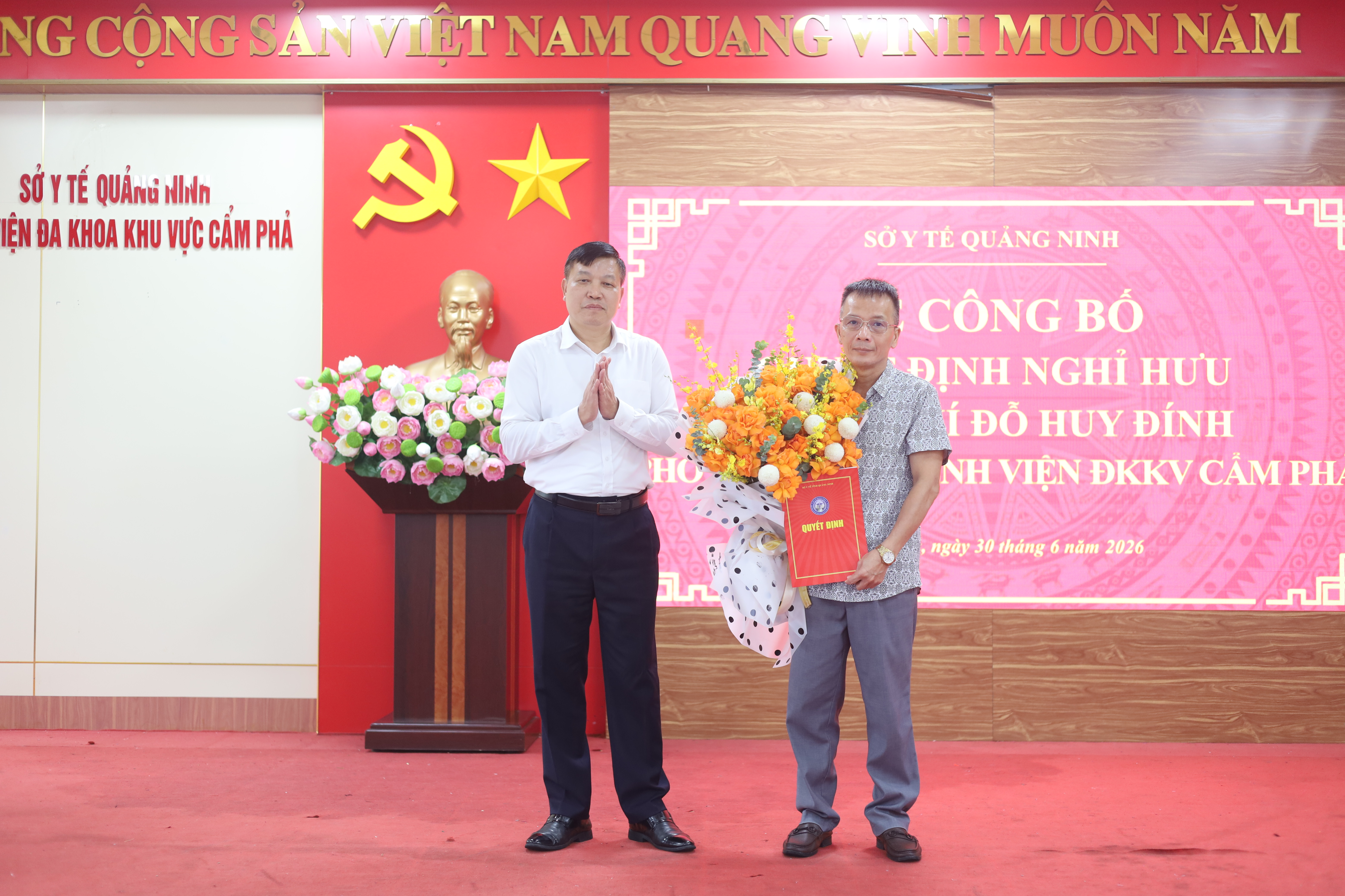 TRAO QUYẾT ĐỊNH NGHỈ HƯU CHO TTƯT.BSCKII.ĐỖ HUY ĐÍNH-PHÓ GIÁM ĐỐC BỆNH VIỆN ĐA KHOA KHU VỰC CẨM PHẢ