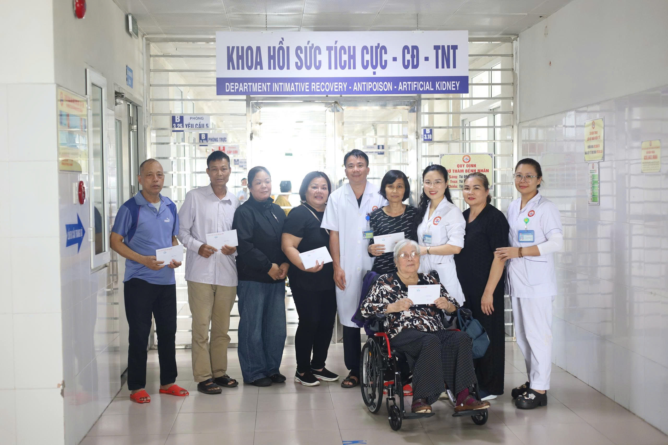 Cảm ơn nhóm An Lạc Sinh trao tặng quà cho bệnh nhân đang điều trị tại khoa Hồi sức tích cực – Chống độc – Thận nhân tạo, Bệnh viện Đa khoa khu vực Cẩm Phả