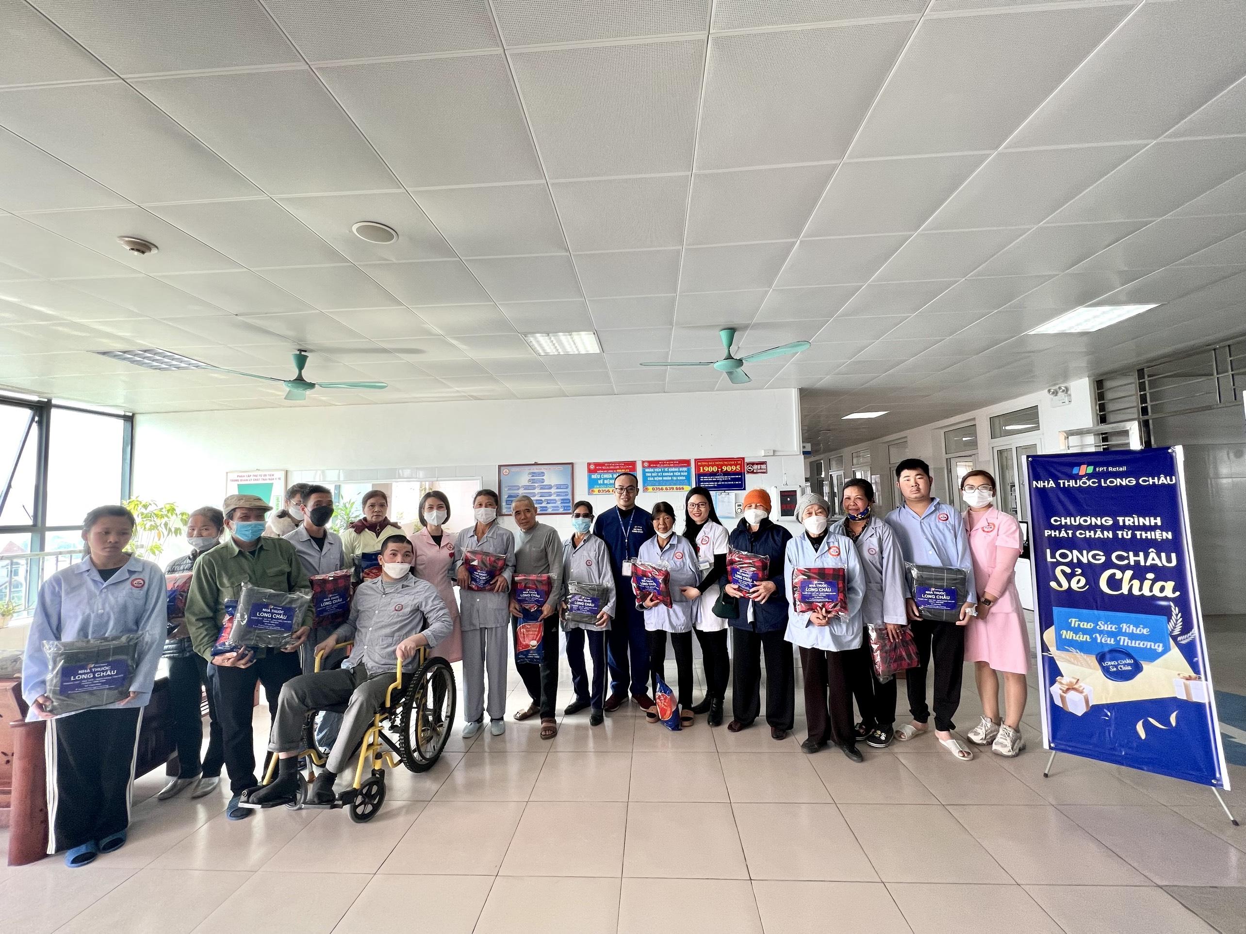 Bệnh viện ĐKKV Cẩm Phả và Nhà thuốc Long Châu tổ chức tặng 20 chiếc chăn ấm và 07 gói gạo ngon cho người bệnh đang điều trị nội trú tại bệnh viện.