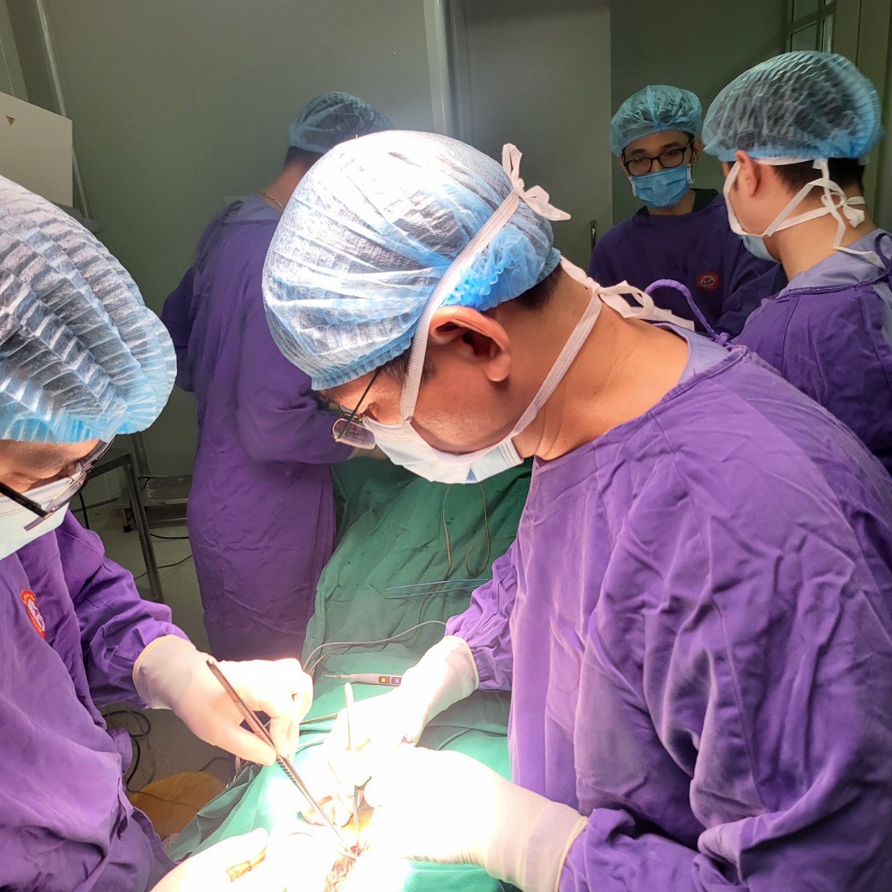 Bệnh viện ĐKKV Cẩm Phả kết hợp với bệnh viện tuyến trung ương thường xuyên triển khai các kỹ thuật cao trong khám chữa bệnh tại Cẩm Phả để phục vụ nhân dân.