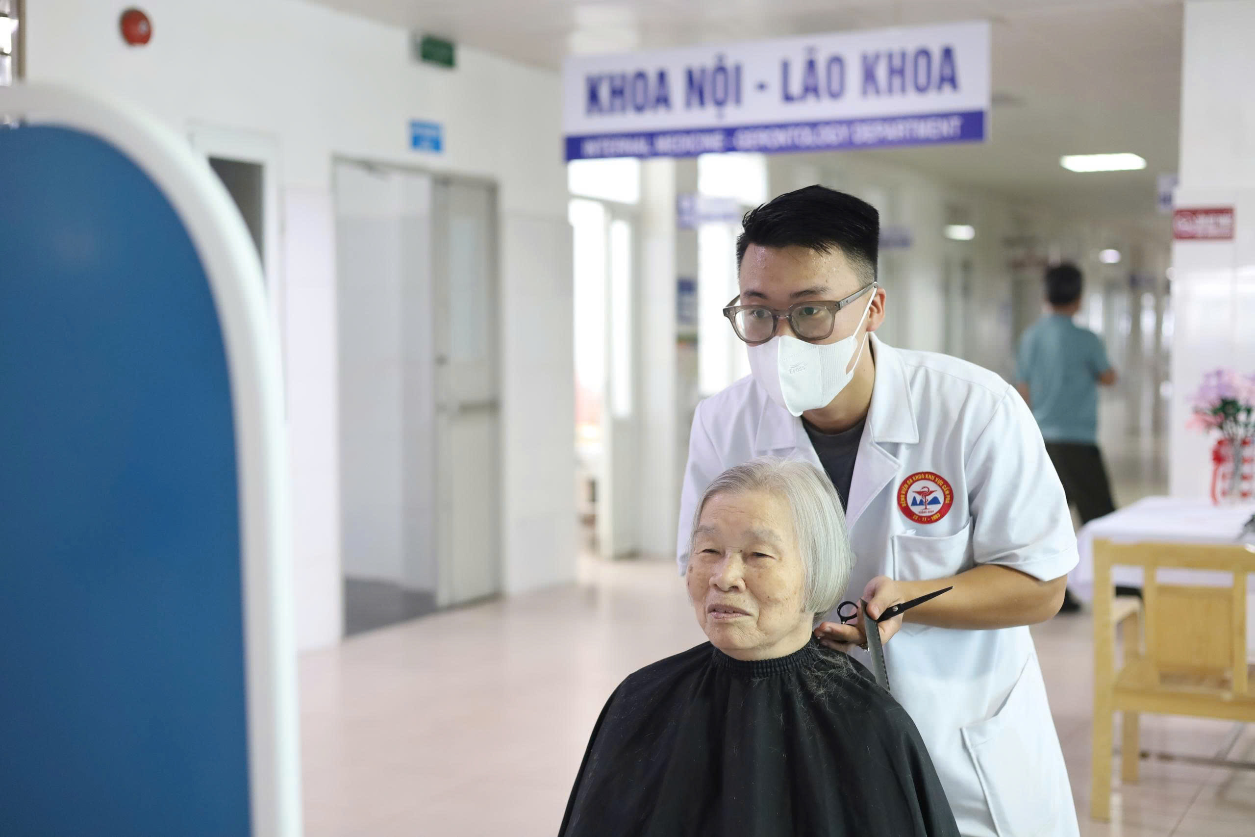 CẮT TÓC MIỄN PHÍ - TRAO NIỀM VUI, GỬI YÊU THƯƠNG ĐẾN NGƯỜI BỆNH TẠI BỆNH VIỆN ĐA KHOA KHU VỰC CẨM PHẢ.