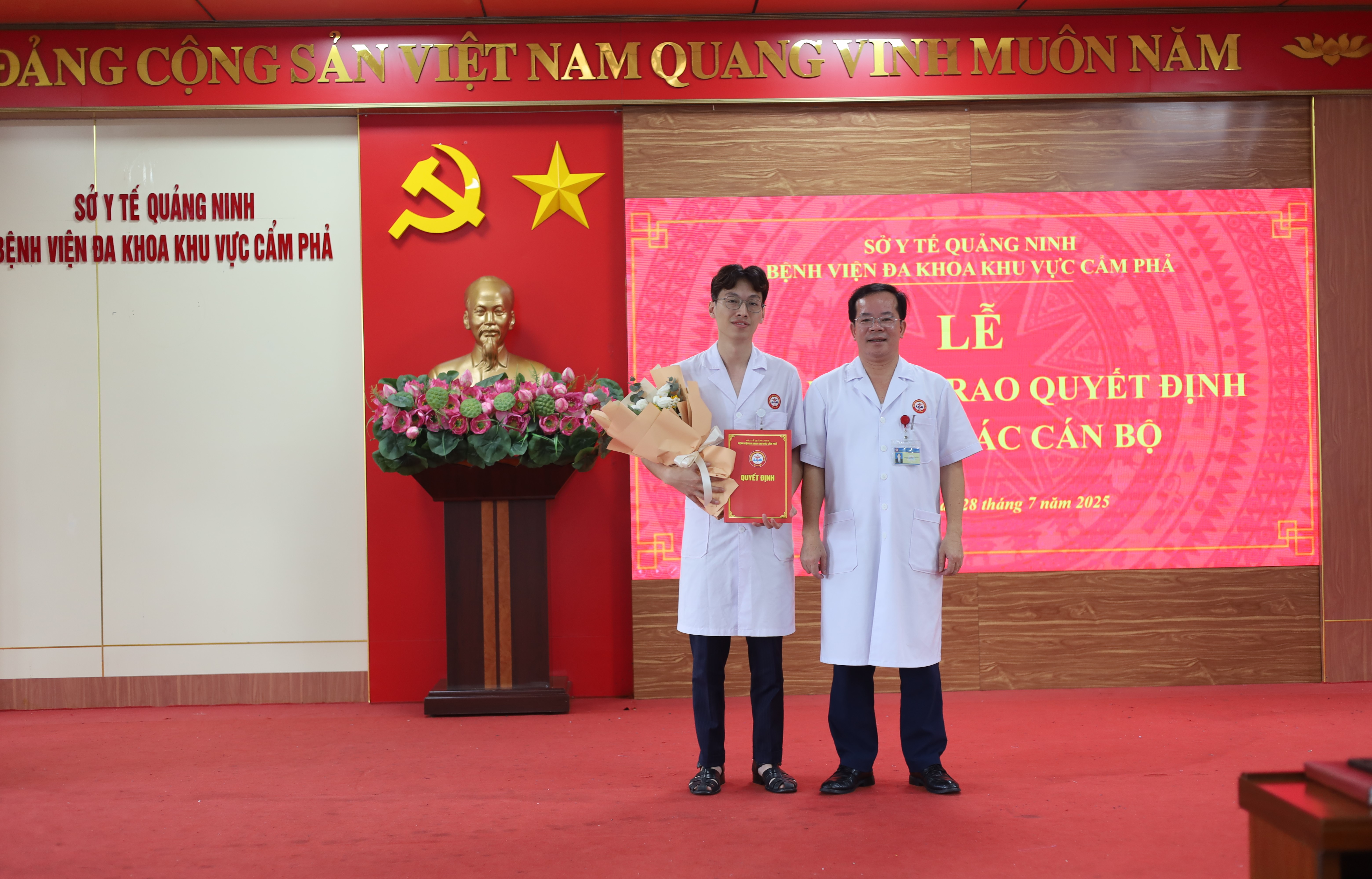 BỆNH VIỆN ĐA KHOA KHU VỰC CẨM PHẢ CÔNG BỐ VÀ TRAO QUYẾT ĐỊNH BỔ NHIỆM TRƯỞNG KHOA MẮT