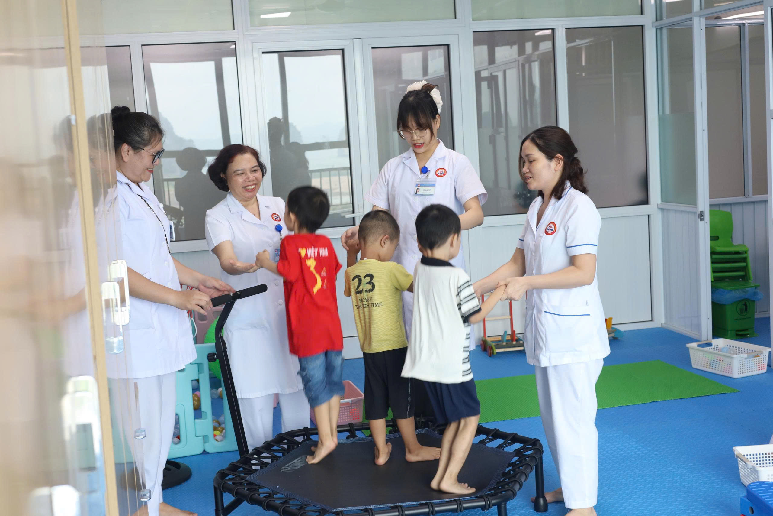 4 THÁNG TRIỂN KHAI ĐƠN NGUYÊN ĐIỀU TRỊ TRẺ TỰ KỶ TẠI BỆNH VIỆN ĐKKV CẨM PHẢ: Ở ĐÂU CÓ YÊU THƯƠNG, Ở ĐÓ CÓ HỒI PHỤC!