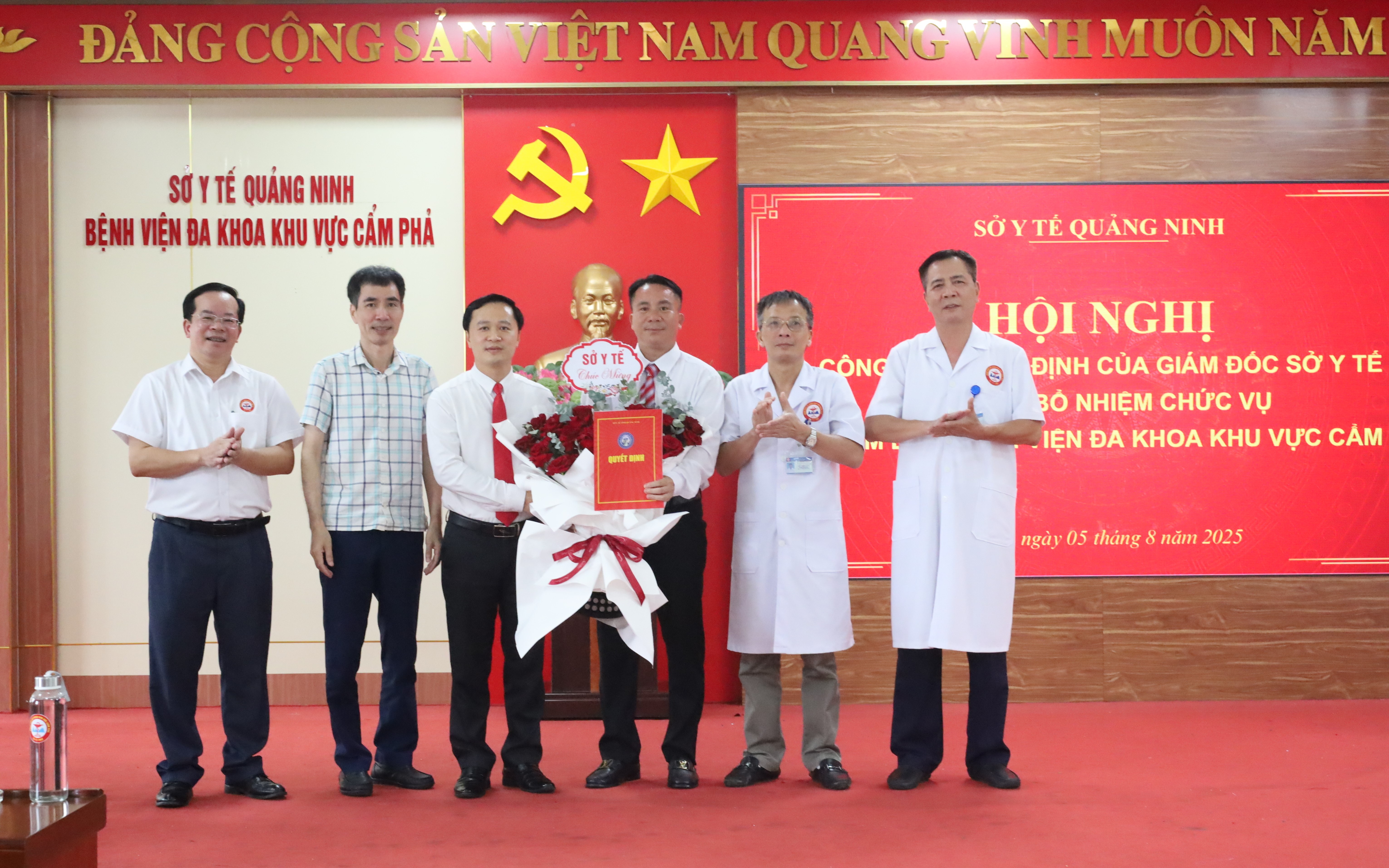 KHẲNG ĐỊNH NIỀM TIN - PHÁT HUY TRÁCH NHIỆM: CÔNG BỐ VÀ TRAO QUYẾT ĐỊNH BỔ NHIỆM PHÓ GIÁM ĐỐC BỆNH VIỆN ĐKKV CẨM PHẢ