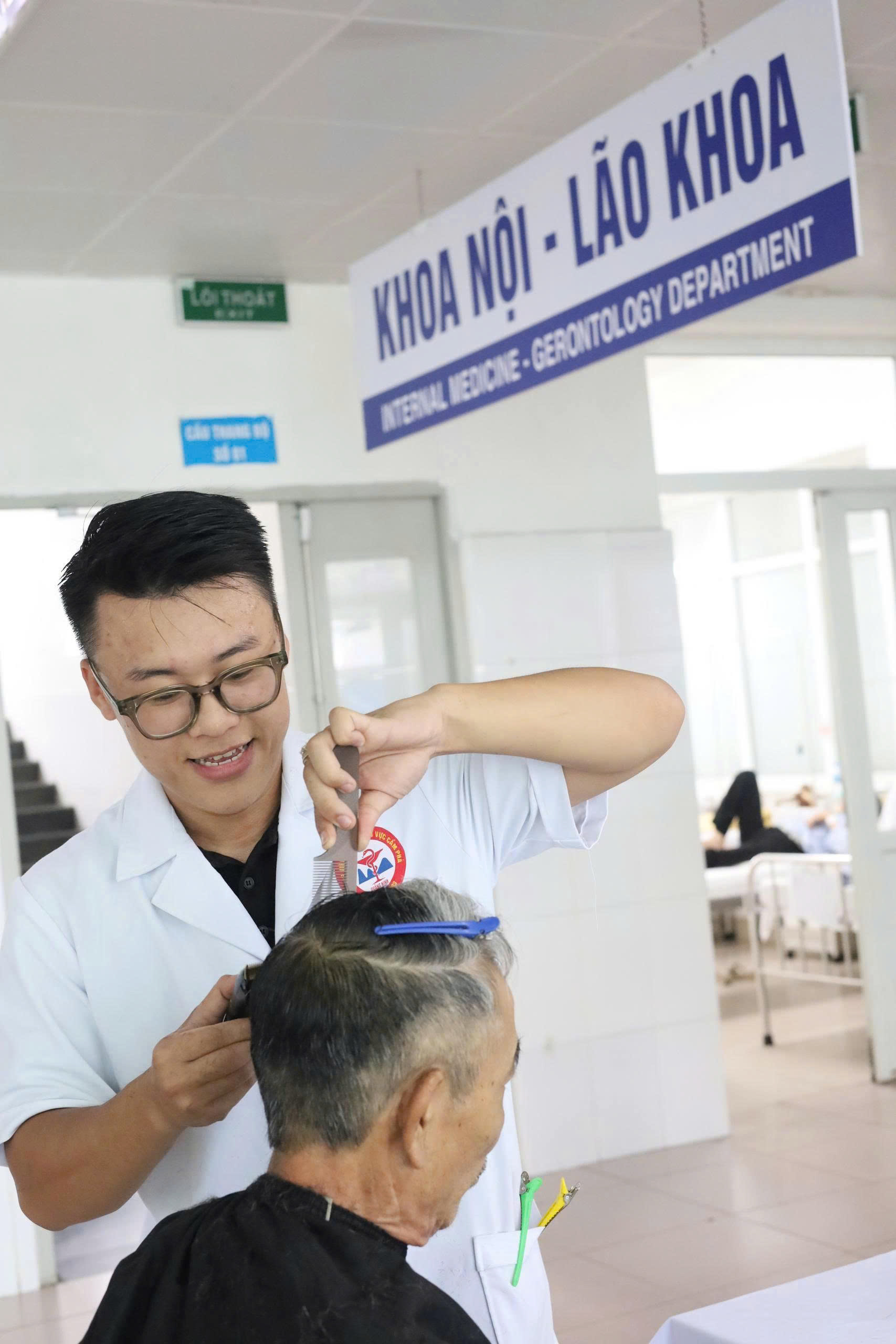 BỆNH VIỆN ĐA KHOA KHU VỰC CẨM PHẢ: BUỔI CẮT TÓC YÊU THƯƠNG LẦN THỨ 2 – 06 NGƯỜI BỆNH ĐƯỢC CHĂM SÓC, CHIA SẺ