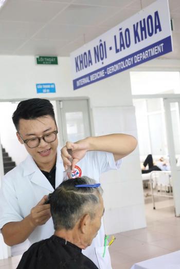 BỆNH VIỆN ĐA KHOA KHU VỰC CẨM PHẢ: BUỔI CẮT TÓC YÊU THƯƠNG LẦN THỨ 2 – 06 NGƯỜI BỆNH ĐƯỢC CHĂM SÓC, CHIA SẺ